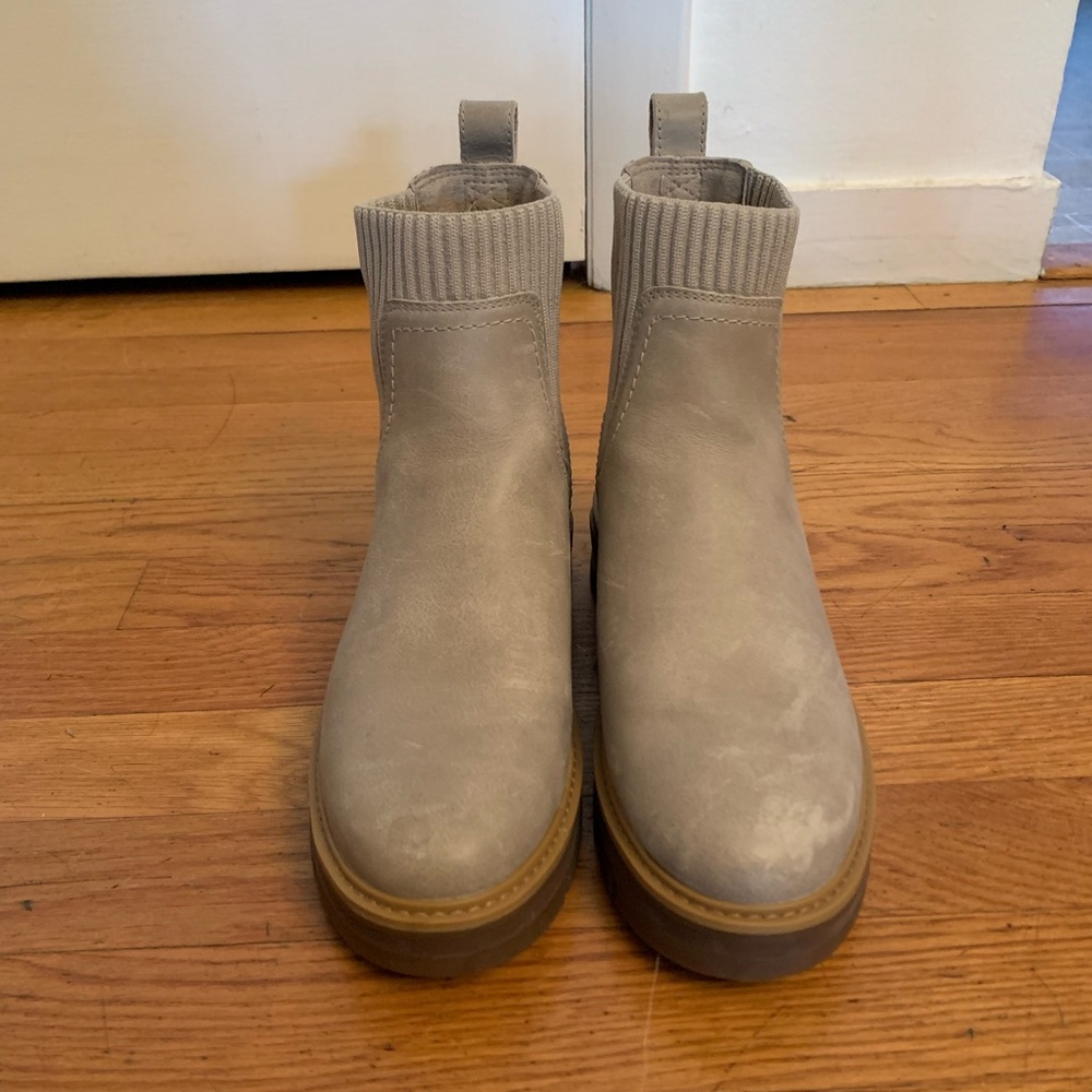 Used like new pair of Timberland Chelsea boot in a grayish/taupe color.